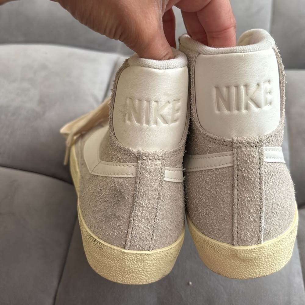 Blazer Mid '77 Vintage Sneaker Women’s size 6 in Bone - Picture 2 of 8